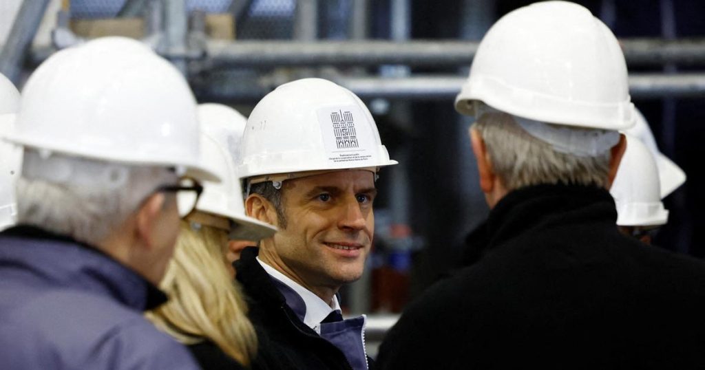 Visite surprise d’Emmanuel Macron à Notre-Dame de Paris