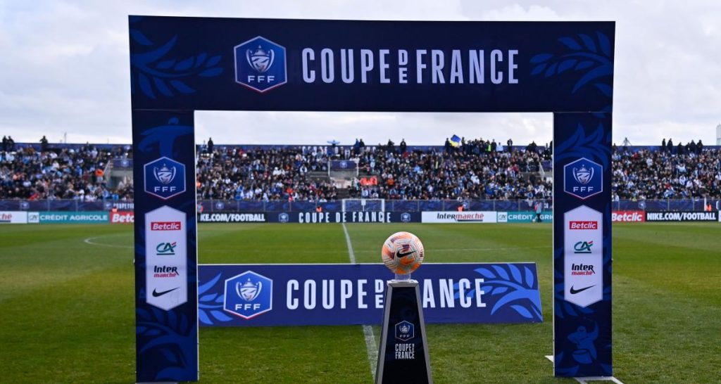 coup de tonnerre, Avranches éliminé par un club étranger