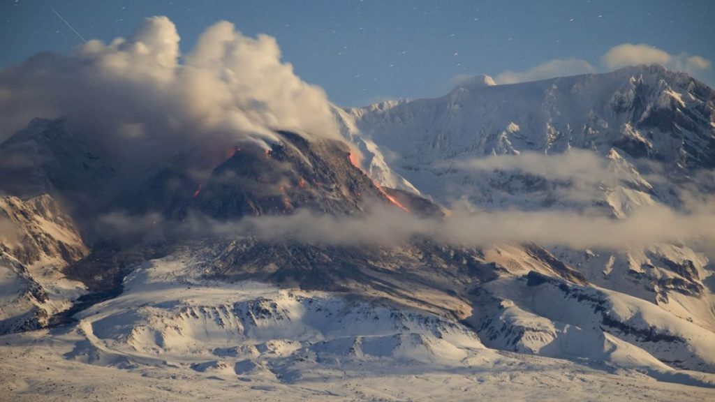 Shiveluch, l’un des volcans les plus actifs de Russie, est entré en éruption