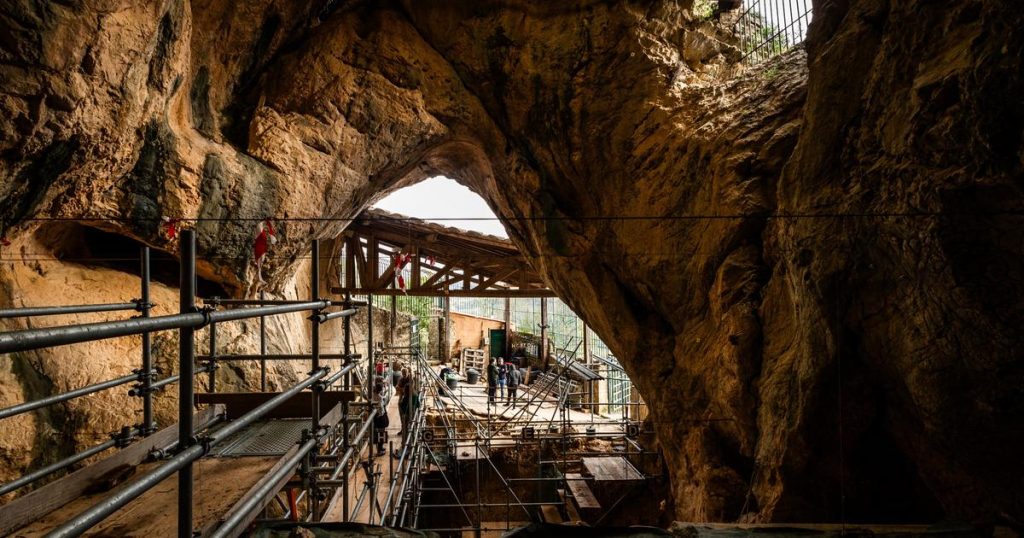 du fond de la grotte de Tautavel, 700 millénaires nous contemplent