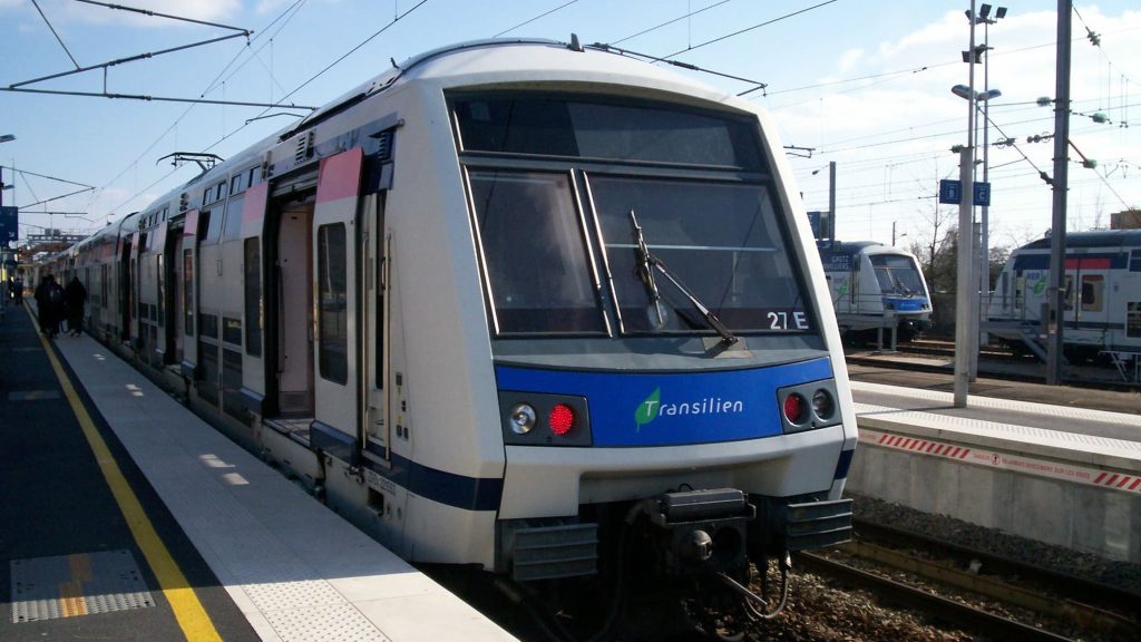 une bagarre éclate dans le RER E, quatre personnes blessées à coups de hache