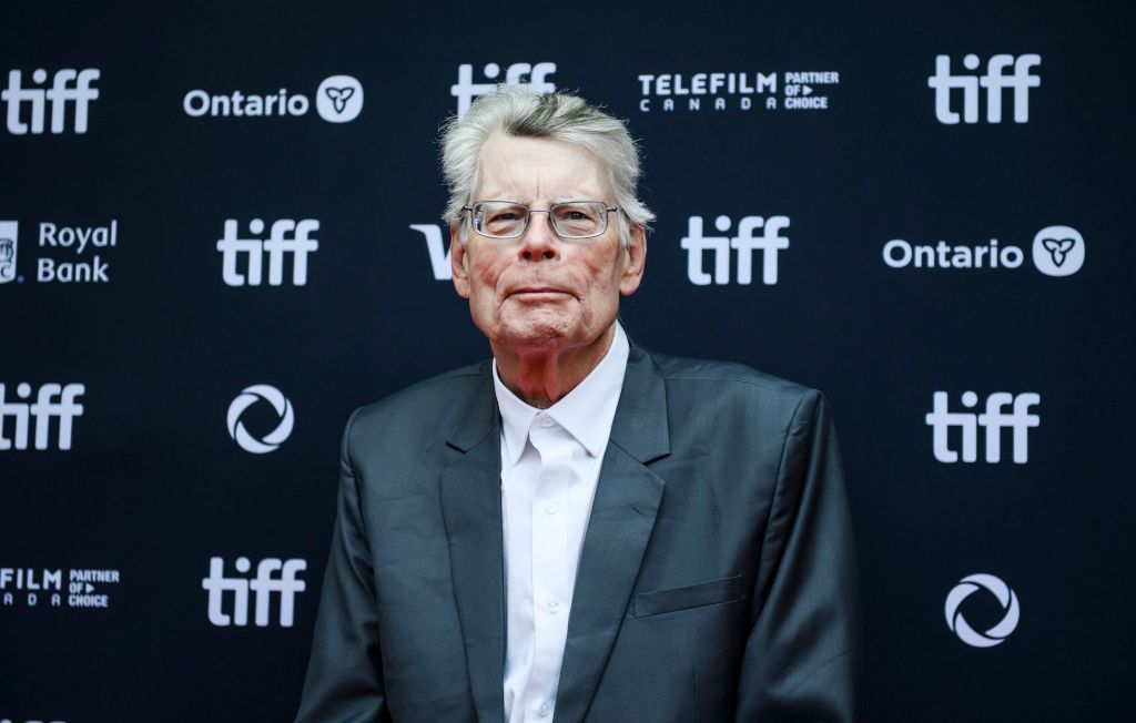 Stephen King quitte également X… Selon Jean-Jacques Goldman, Michèle Laroque chante comme une cocotte…