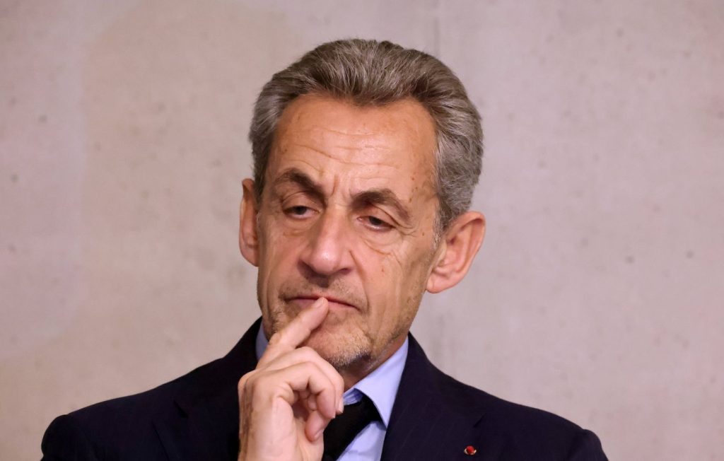 « Pourquoi tu mens ? « … Un enseignant interpelle Nicolas Sarkozy en pleine séance de dédicaces