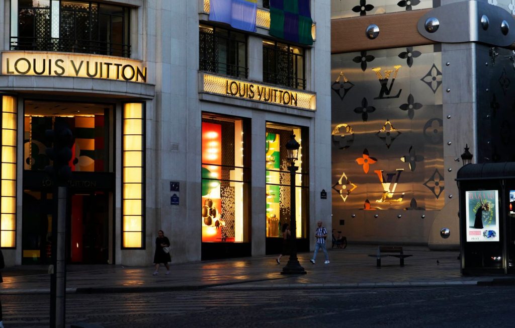 Une boutique Louis Vuitton braquée au bélier