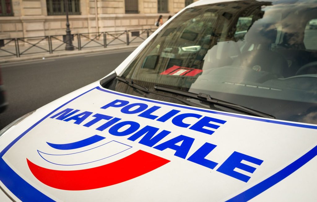 Un policier frappé à coups de hache et deux autres mordus par un chien lors d’une interpellation