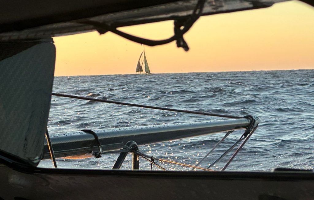 Richomme en tête, voile déchirée et cheville endommagée, avarie à bord… Le journal de course