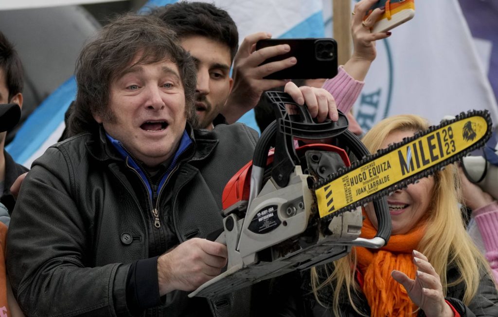 Javier Milei tourne sa « tronçonneuse » contre les dépenses publiques