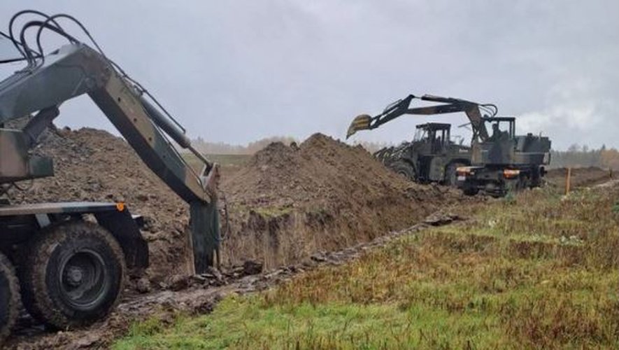 Guerre en Ukraine : la Pologne commence à construire 400 km de fortifications à la frontière avec la Russie et la Biélorussie