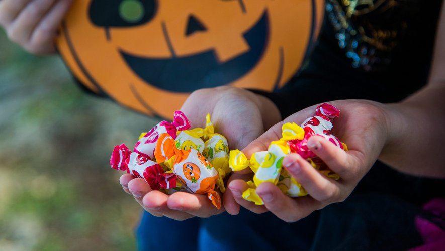 Les adolescents sonnent à sa porte et lui demandent des bonbons pour Halloween, le septuagénaire leur tire dessus avec son pistolet