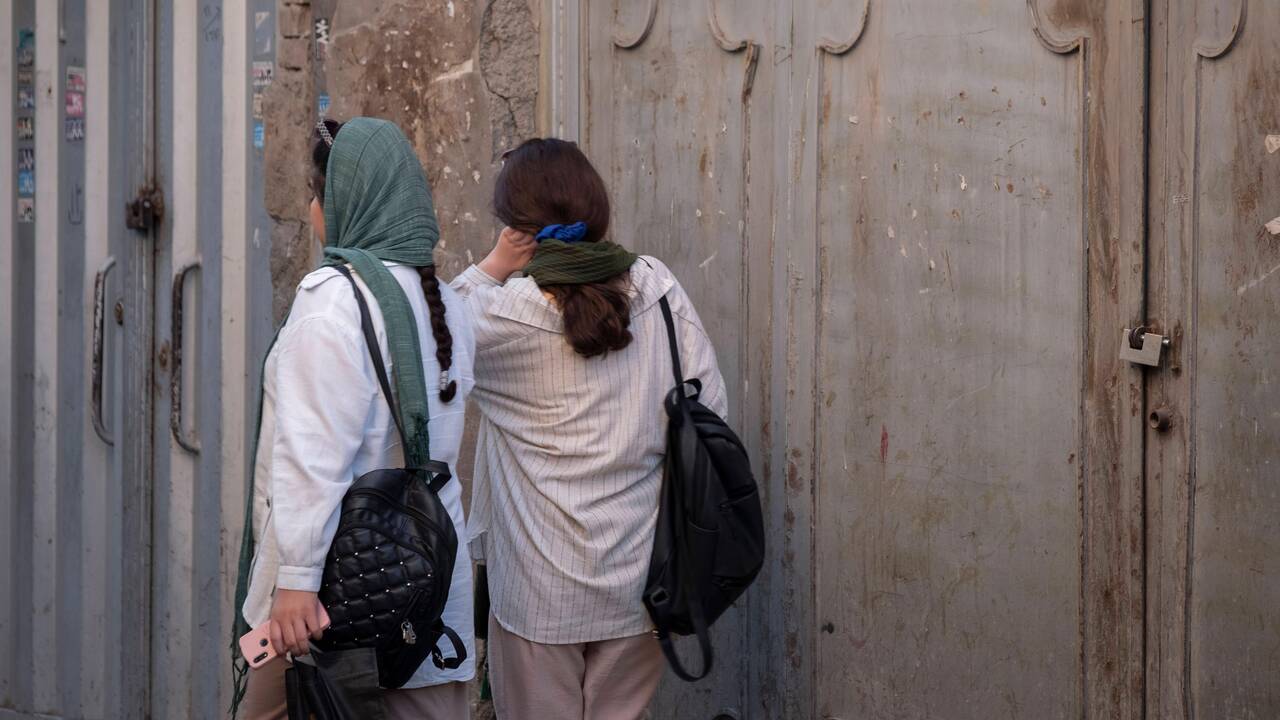 Les images d’une étudiante iranienne déshabillée devant son université en signe de protestation font le tour du monde