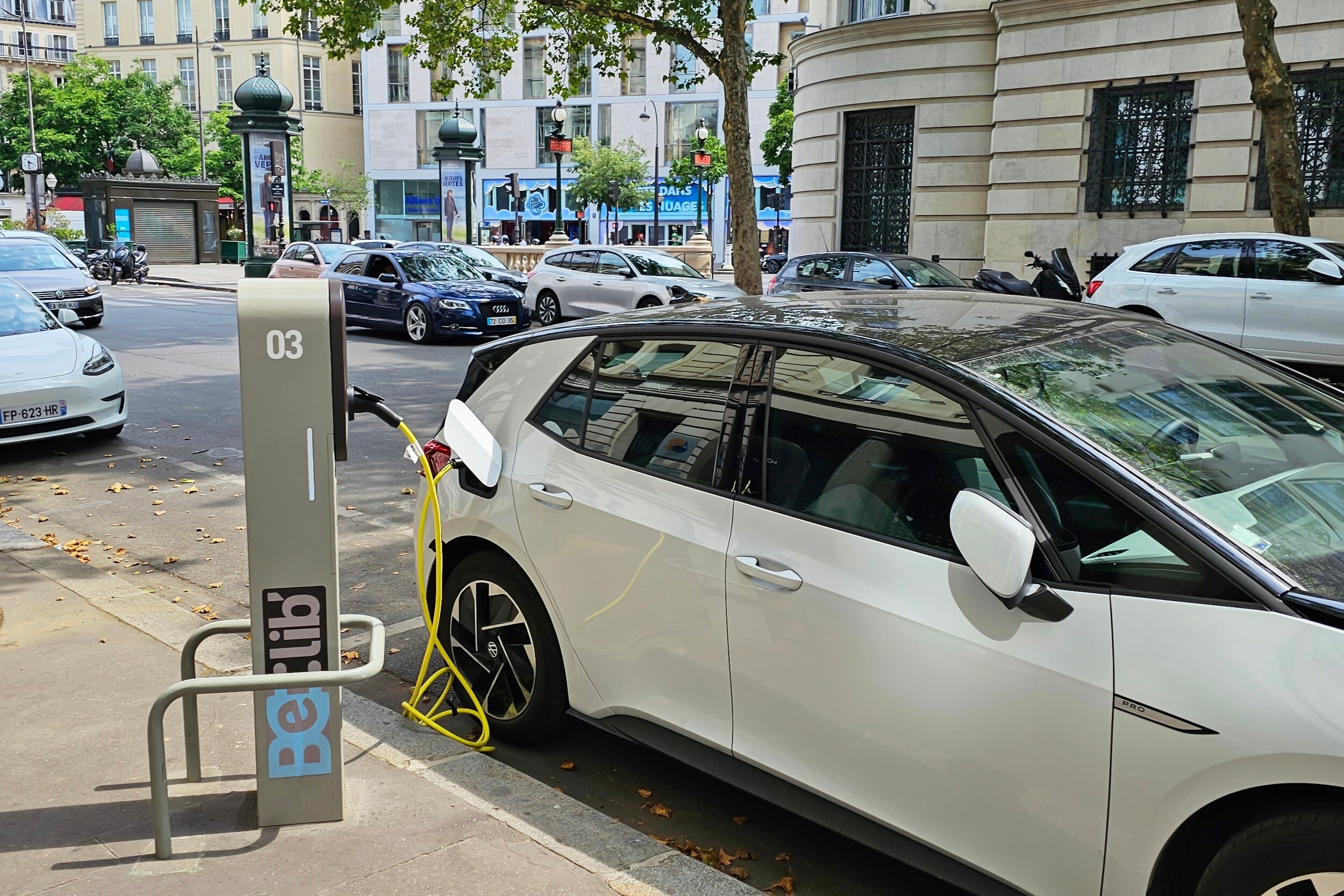 Les ventes de véhicules électriques neufs chutent en France