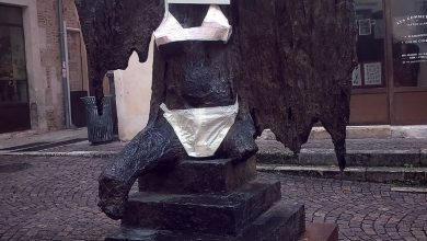 Qui a mis une culotte et un soutien-gorge sur cette sculpture à Cahors ?