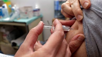 Vaccination contre le Covid et la grippe : est-on exposé à un plus grand risque d’effets secondaires en recevant une double injection ?