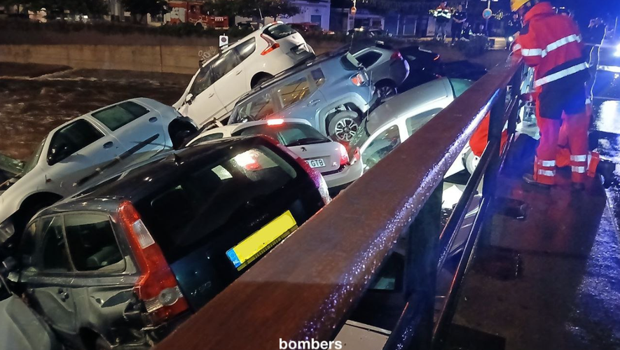 VIDÉOS. Une rivière dévale la rue, une trentaine de voitures transportées jusqu’au port… Images chocs des tempêtes à Cadaqués