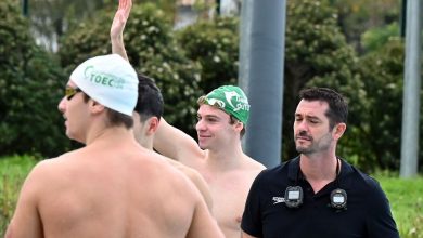 VIDÉO. Léon Marchand : Tom, 6 ans, attend deux heures derrière un grillage pour voir la star, qui finit par l’amener au bord de la piscine pour le saluer