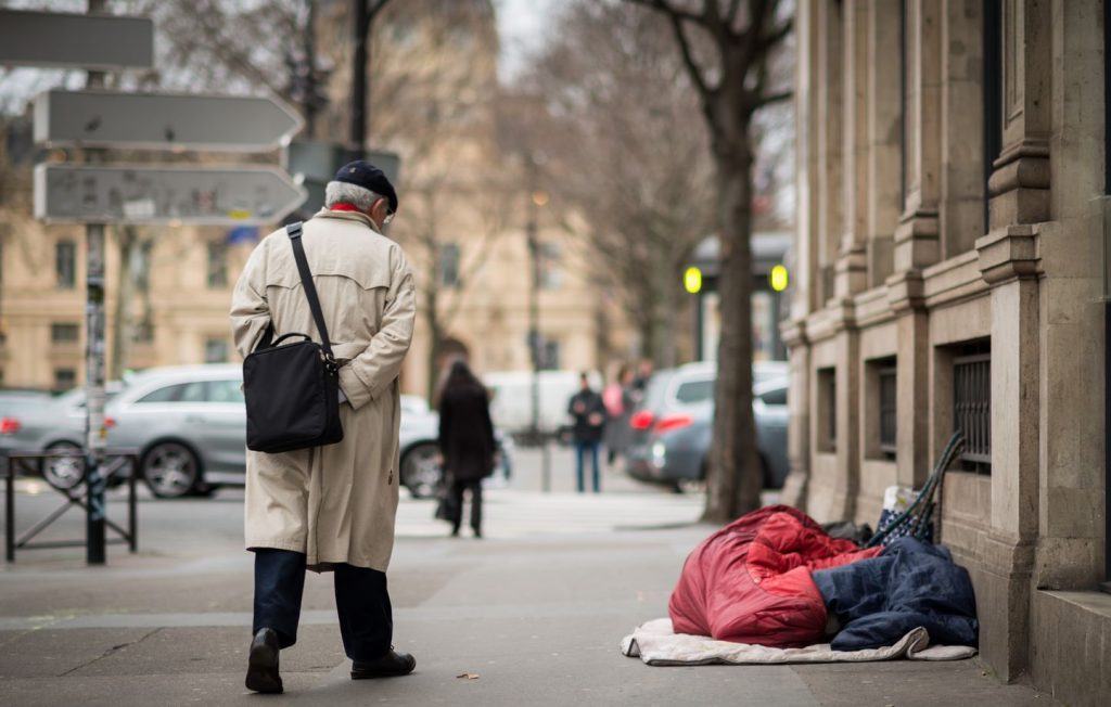 Un sans-abri retrouvé mort dans la rue, tué avec un parpaing