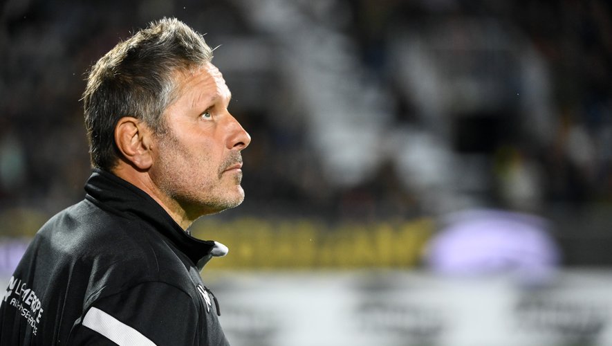 Pro D2 – « Je suis entraîneur, je ne me permets pas de remettre en cause la décision de l’arbitre » : la classe de Mauricio Reggiardo malgré la défaite à Biarritz