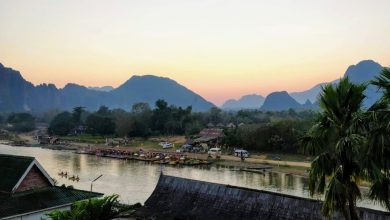 La soirée tourne au drame : tout un groupe de touristes tombe malade et quatre meurent, soupçonnés d’être empoisonnés par de l’alcool frelaté.