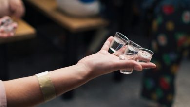 Mort de touristes après avoir bu des shots de vodka gratuits offerts par le gérant du bar : le massacre continue, un sixième touriste est mort