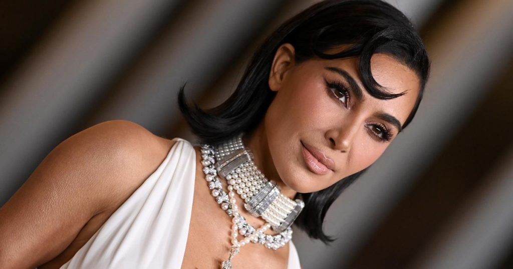 Kim Kardashian, son décolleté vertigineux et l’incroyable collier de Lady Diana font tourner les têtes à Los Angeles