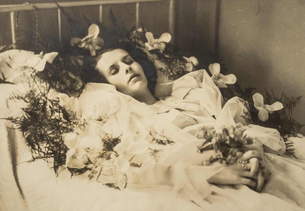 Photographies posthumes, post-mortem et reliques de l’au-delà