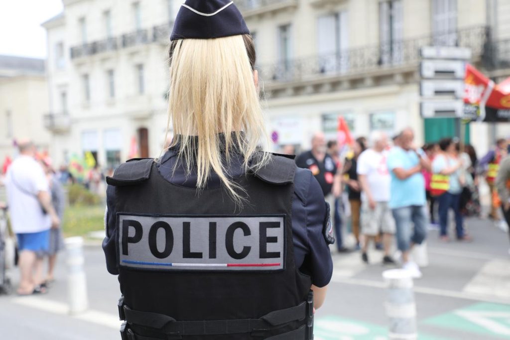 une cadre de la police accusée de faire travailler ses propres agents au noir à son domicile