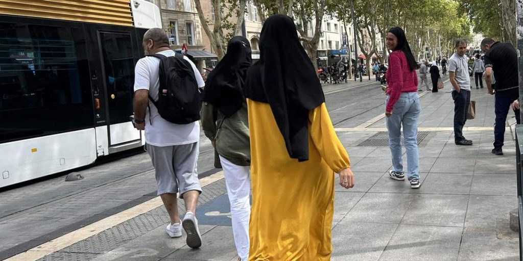 Une enseignante giflée après avoir demandé à une élève de lui retirer sa abaya dans un lycée de Montreuil – Sud-Ouest