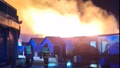 VIDÉOS. Flammes impressionnantes, chalets détruits, bouteilles de gaz qui explosent… ce que l’on sait du spectaculaire incendie du marché de Noël du Barcarès