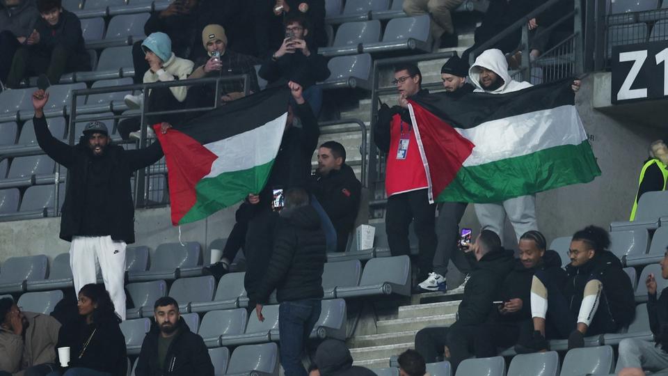 malgré l’interdiction, des drapeaux palestiniens ont été brandis au Stade de France