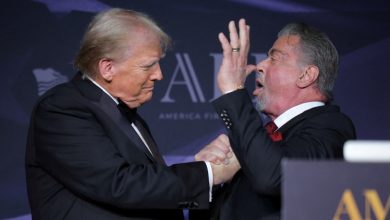 Sylvester Stallone fait l’éloge de Donald Trump lors du gala