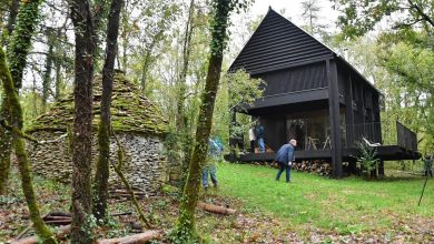 Vidéo. A la découverte, en Périgord, d’une étonnante maison en bois noir