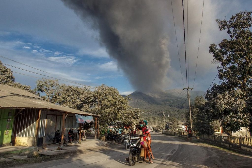 Vidéos. Un volcan entre en éruption en Indonésie et crache des boules de feu sur les villages voisins