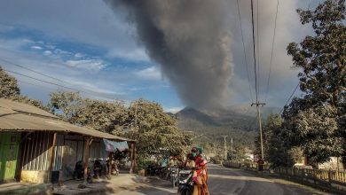 Vidéos. Un volcan entre en éruption en Indonésie et crache des boules de feu sur les villages voisins