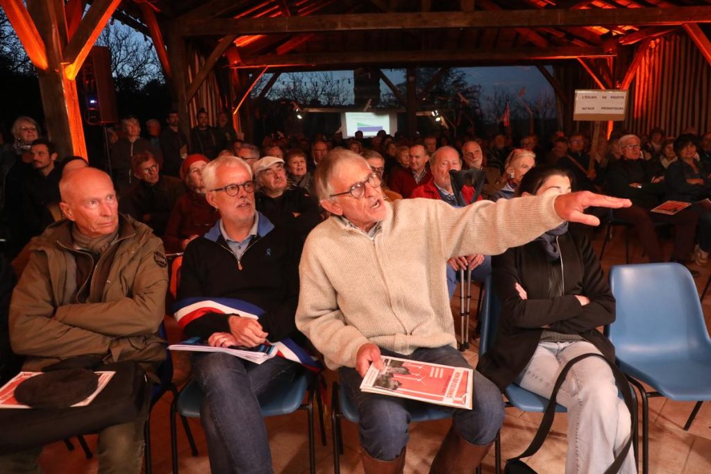 Des villageois de Dordogne arrêtent une réunion publique autour d’un projet éolien