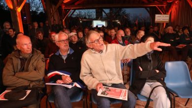 Des villageois de Dordogne arrêtent une réunion publique autour d’un projet éolien