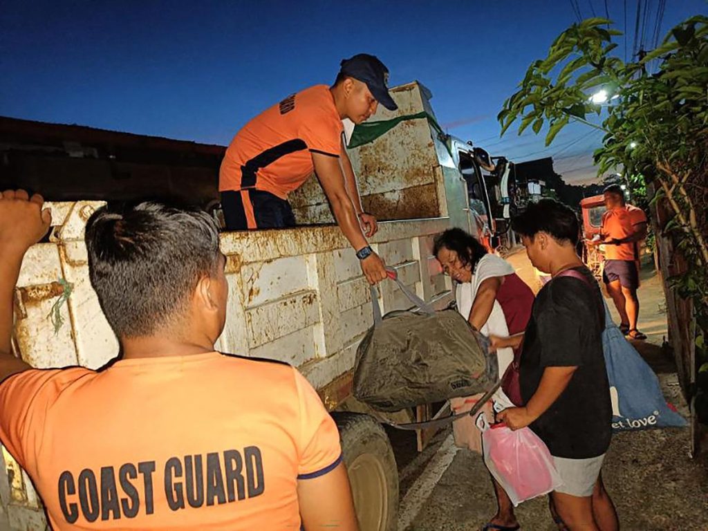 Le super typhon Man-yi (Pépito) se prépare à frapper les Philippines