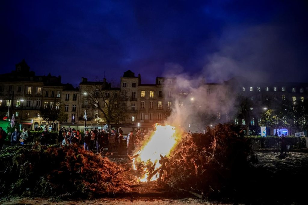 Colère des agriculteurs : incendies allumés à Bordeaux, Périgueux et Charente-Maritime, revivez la mobilisation de ce lundi – Sud Ouest