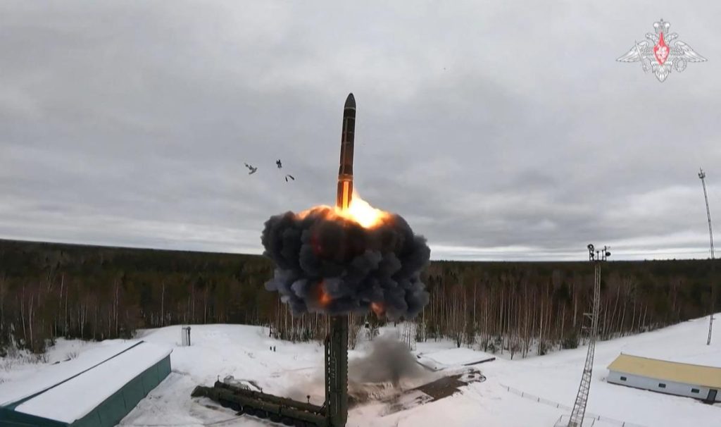 Tir d’un missile balistique intercontinental russe, « ces armes appartiennent aux forces nucléaires »