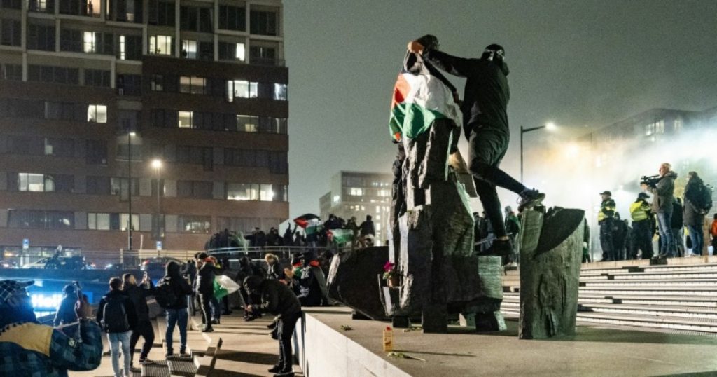 Le premier avion transportant des Israéliens évacués d’Amsterdam atterrit à Tel Aviv : Actualités