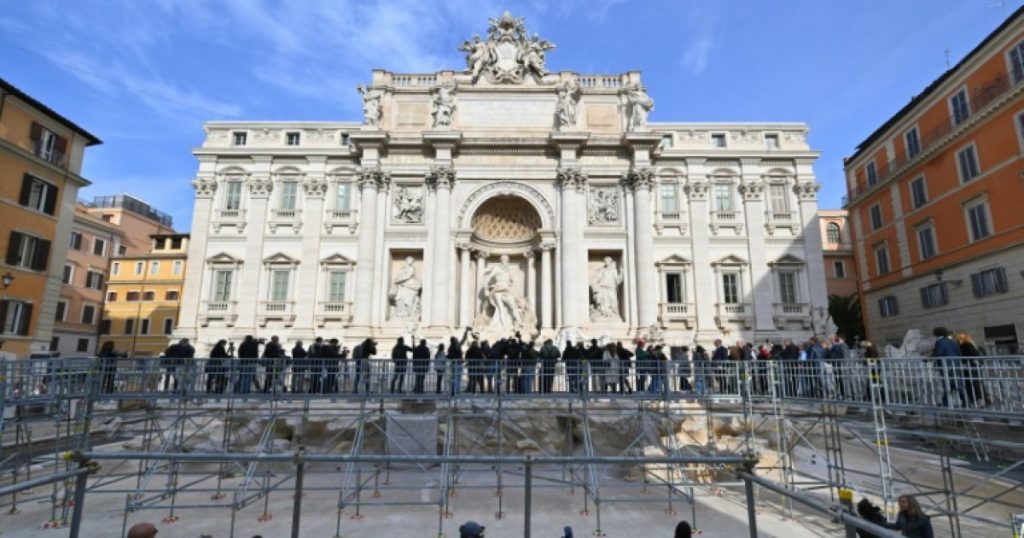 Une passerelle inaugurée au-dessus de la fontaine de Trevi à Rome : Actualités