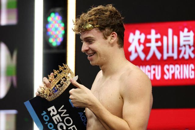 Léon Marchand établit le record du monde du 200 m quatre nages en petit bassin