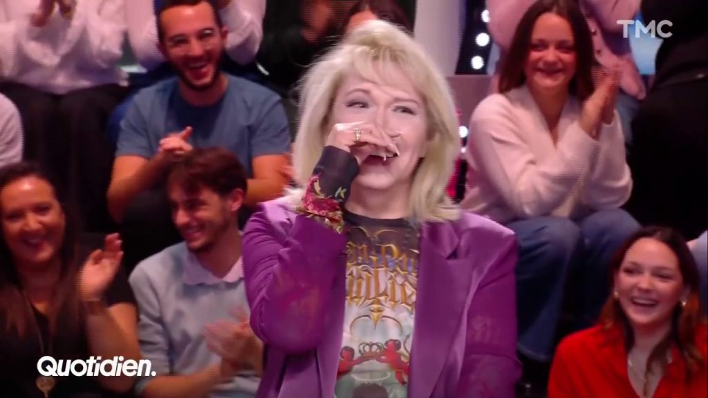 « Un laid… » : Amanda Lear rabaisse Maïa Mazaurette sans vraiment le vouloir, Yann Barthès ne sait plus où se situer