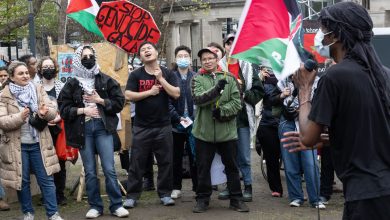 Manifestation pro-palestinienne à Montréal : des manifestants brûlent une photo de Netanyahu