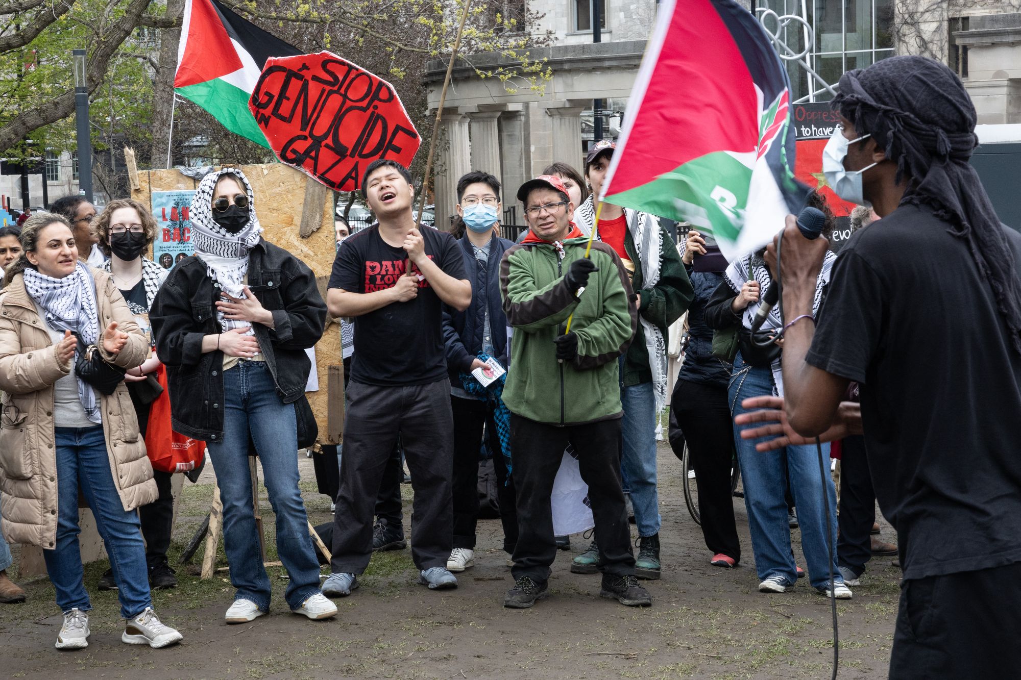 Manifestation pro-palestinienne à Montréal : des manifestants brûlent une photo de Netanyahu