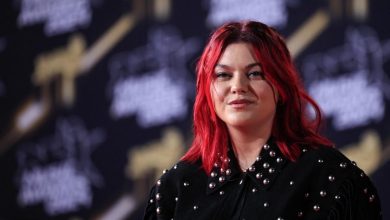 « Qui a parlé de lecture mdr ? » : Louane réagit avec humour après sa prestation au NMA