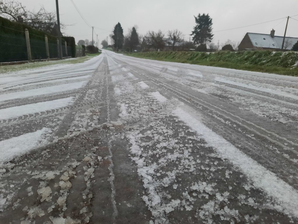 Givre, verglas et même les premiers flocons, l’hiver se profile dans l’Orne