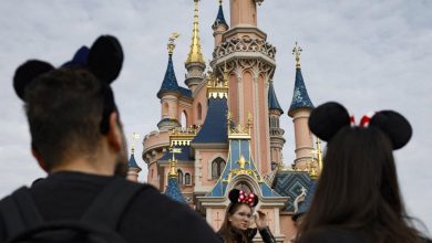 « Est-ce vraiment une grosse blague ? Disneyland Paris fait désormais payer les meilleures places pour assister au défilé