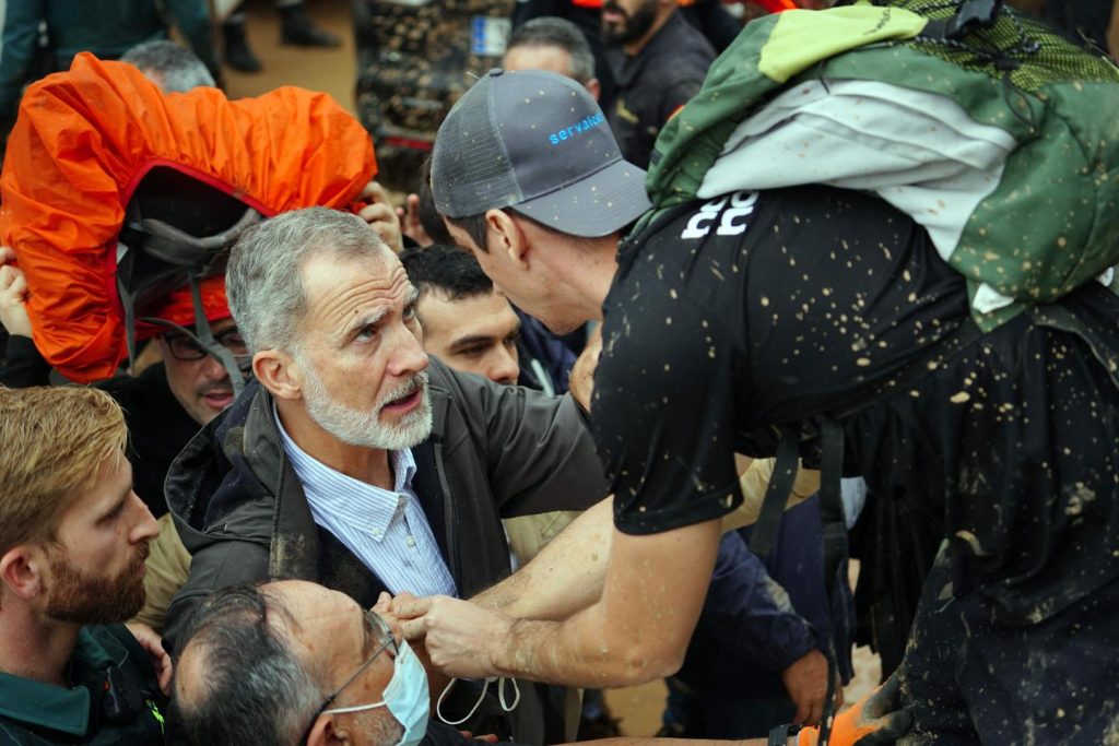 à Valence, après des inondations meurtrières, la colère explose contre le roi Felipe VI et le premier ministre Pedro Sanchez