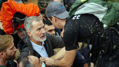 à Valence, après des inondations meurtrières, la colère explose contre le roi Felipe VI et le premier ministre Pedro Sanchez