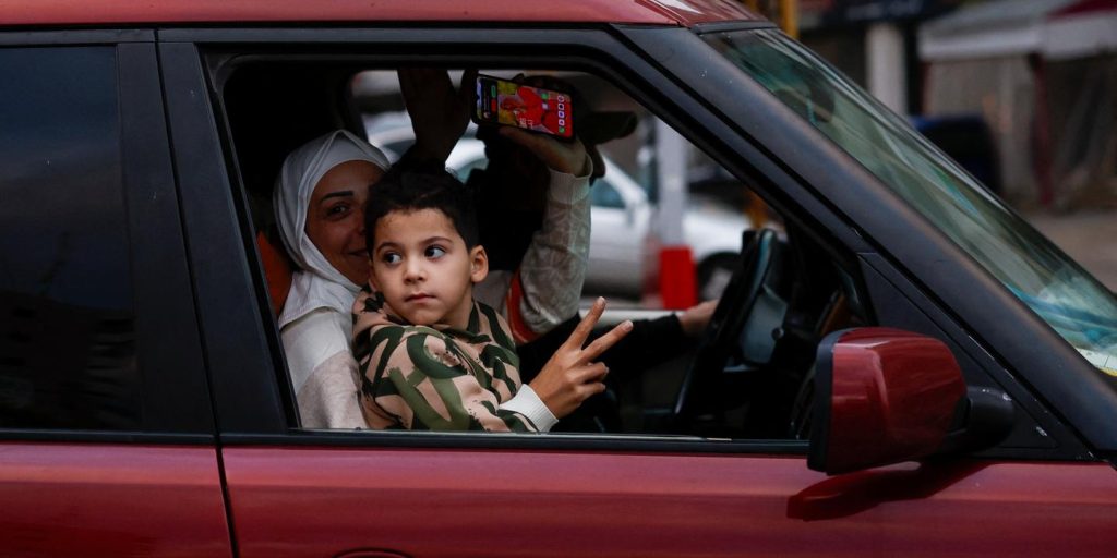 après le cessez-le-feu, les Libanais retournent dans le sud du pays, l’armée leur demande de ne pas se précipiter